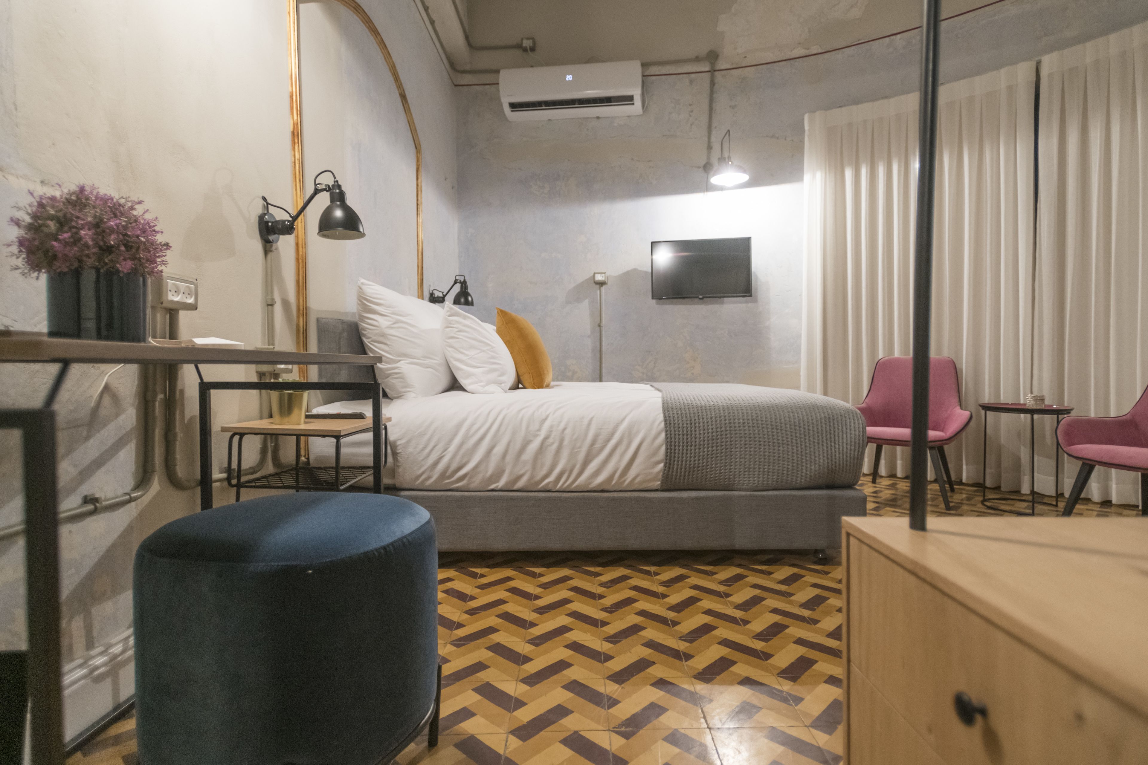 deluxe room, non smoking | in-room safe, blackout curtains, soundproofing, free wifi