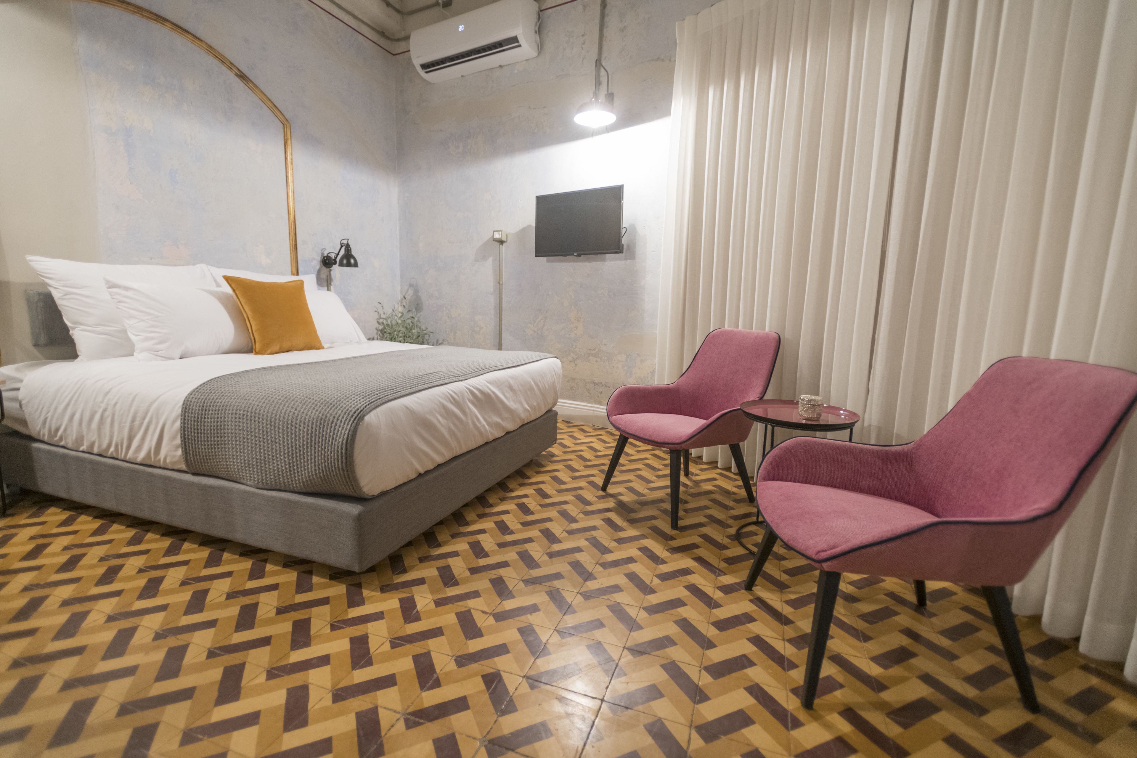 deluxe room, non smoking | in-room safe, blackout curtains, soundproofing, free wifi