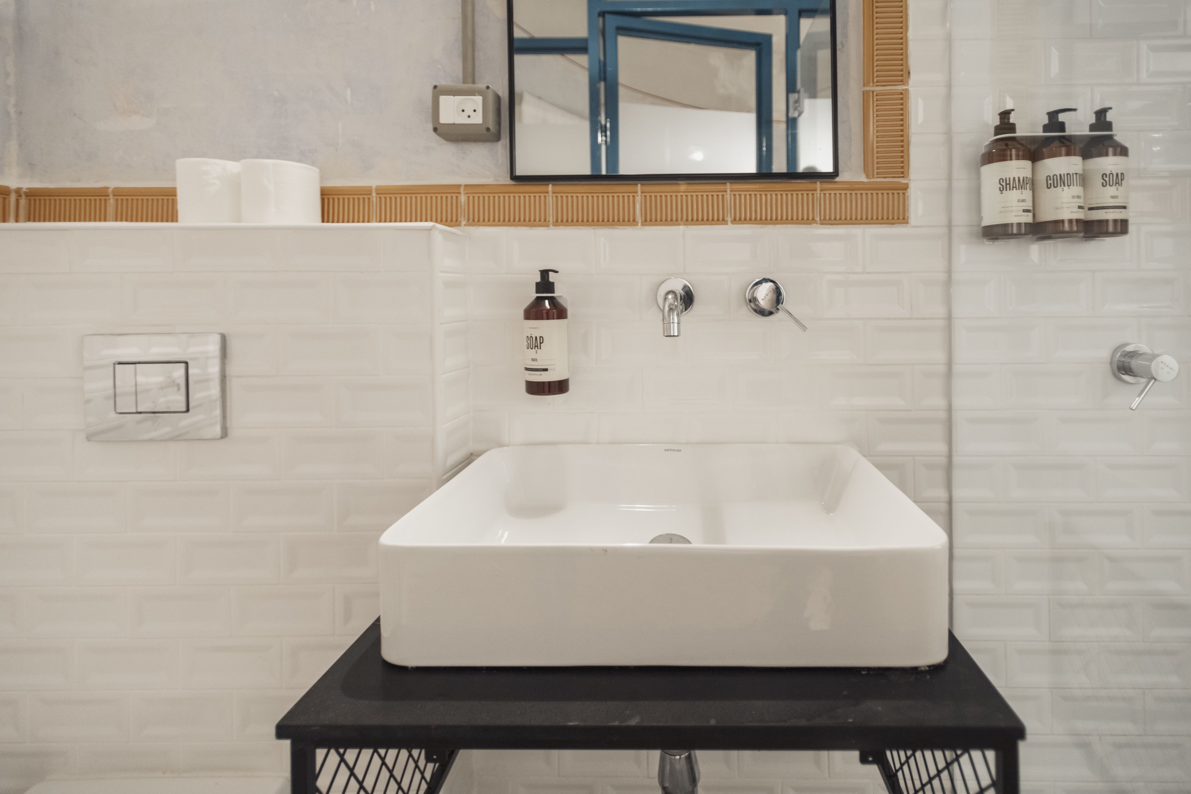 deluxe room, non smoking | bathroom | shower, rainfall showerhead, free toiletries, hair dryer