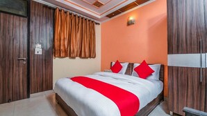 18 bedrooms, desk, WiFi (free), individually furnished - Hotel Durga International (New Delhi)