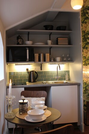 Design Room, 1 King Bed, Non Smoking, Courtyard View | Private kitchenette | Fridge, microwave, stovetop, coffee/tea maker - Hayeswood Lodge Luxury Accommodation (Ilkeston)