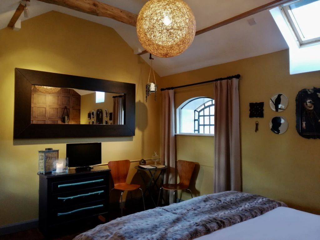 Design Room, 1 King Bed, Non Smoking, Courtyard View | Premium bedding, down duvets, individually decorated