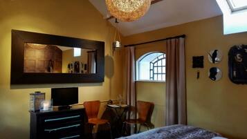 Design Room, 1 King Bed, Non Smoking, Courtyard View | Premium bedding, down duvets, individually decorated
