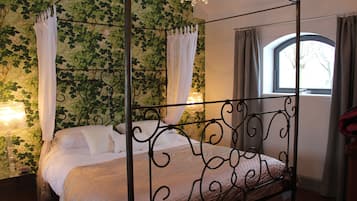 Design Room, 1 King Bed, Non Smoking, Courtyard View