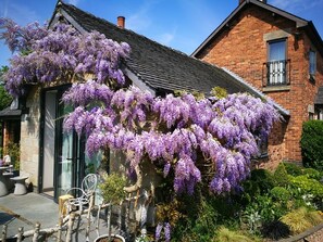 Une maison avec une façade en briques, une porte en verre et un petit balcon.