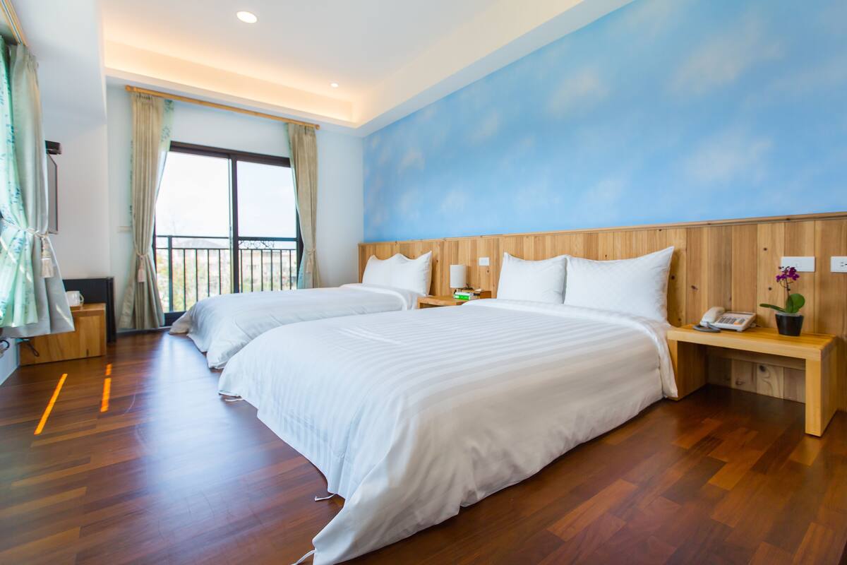 Habitación cuádruple superior | Ropa de cama de alta calidad, escritorio, cortinas opacas