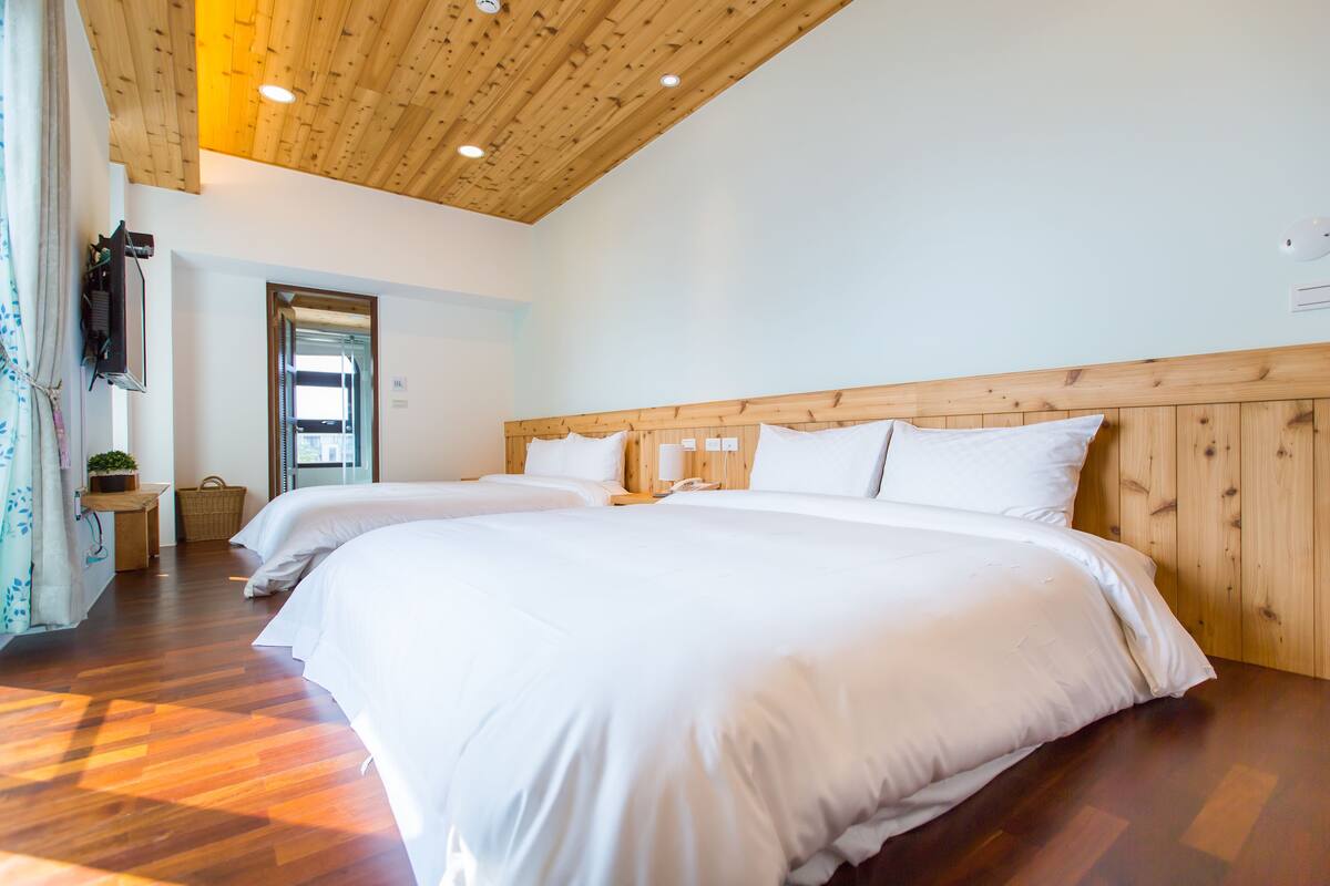 Habitación cuádruple estándar | Ropa de cama de alta calidad, escritorio, cortinas opacas
