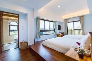 Habitación cuádruple superior | Ropa de cama de alta calidad y decoración individual