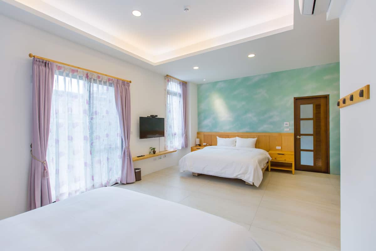 Habitación cuádruple Confort | Ropa de cama de alta calidad, escritorio, cortinas opacas