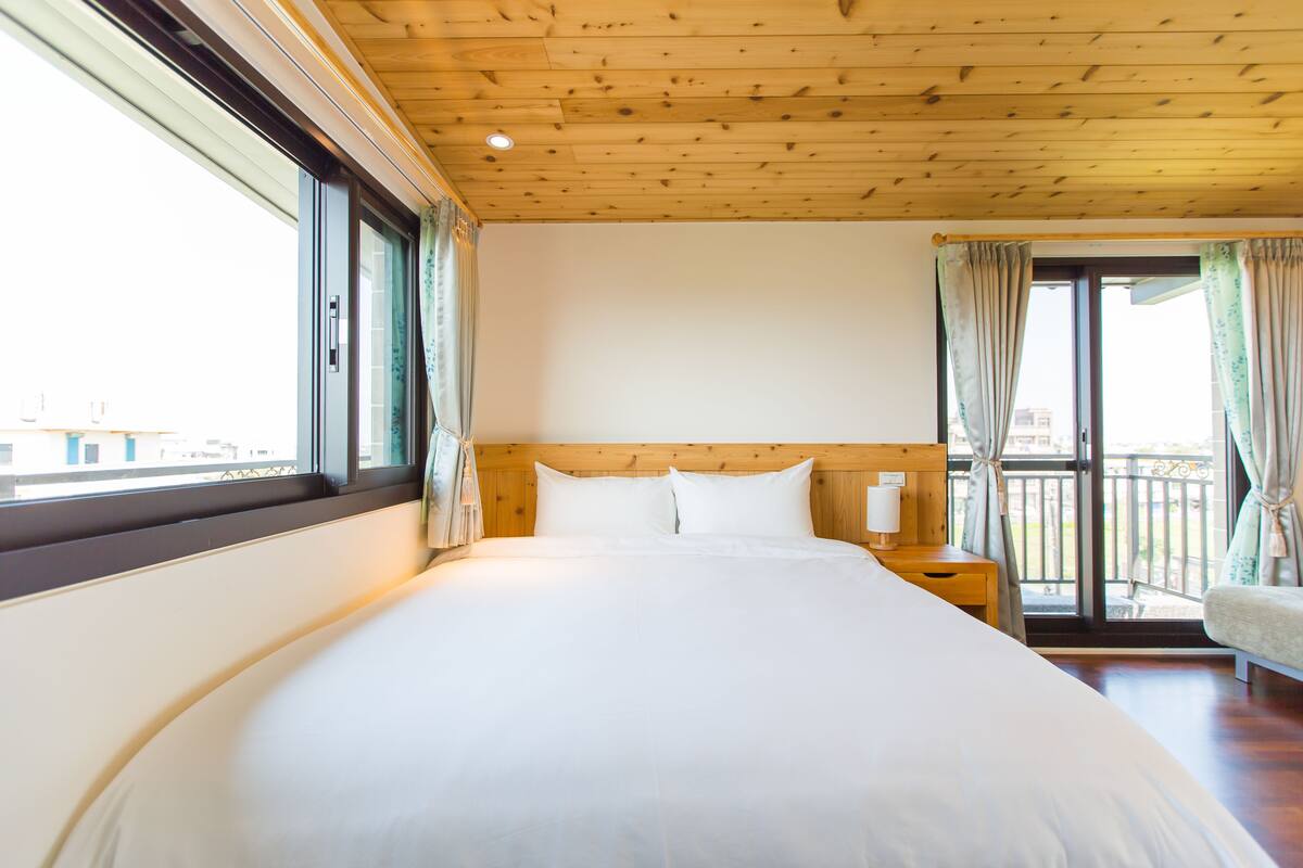 Habitación clásica doble | Ropa de cama de alta calidad, escritorio, cortinas opacas