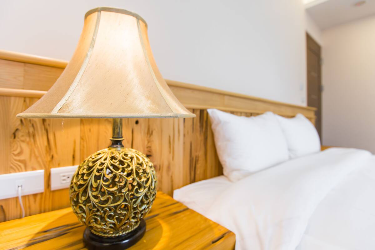 Habitación cuádruple tradicional | Ropa de cama de alta calidad, escritorio, cortinas opacas
