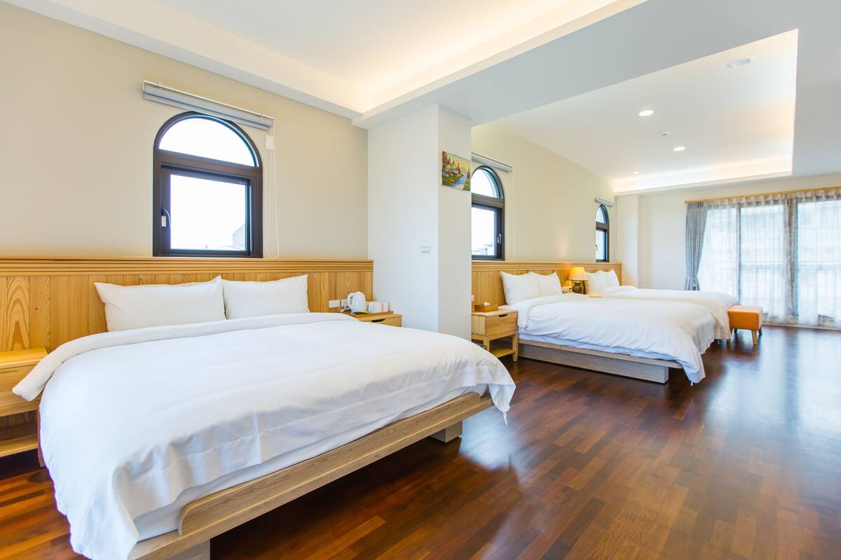 Habitación familiar | Ropa de cama de alta calidad, escritorio, cortinas opacas