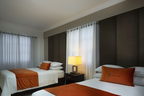 Minibar, in-room safe, individually decorated, individually furnished - Hotel La Colonia (Santo Domingo)