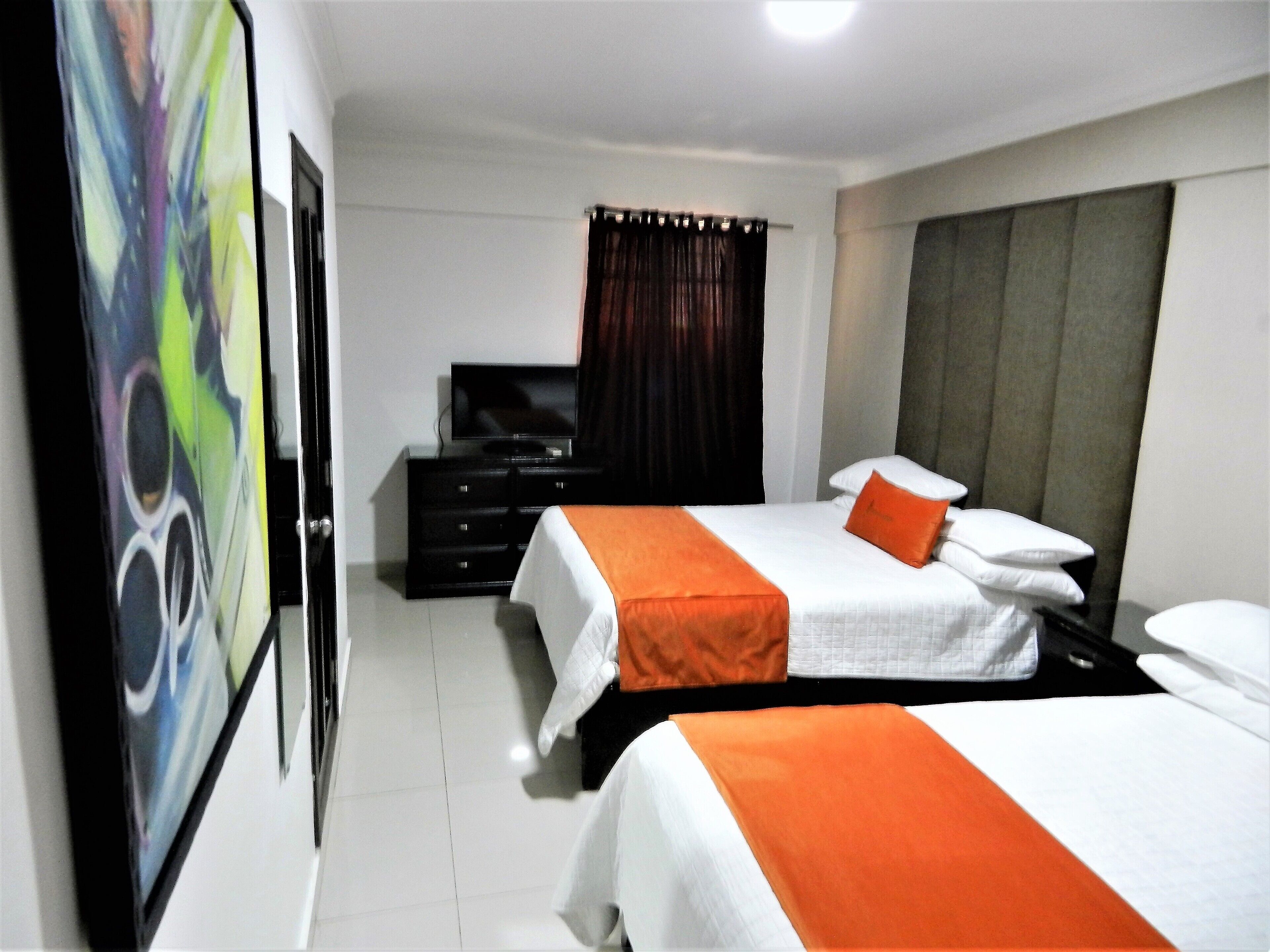 ميني بار وخزنة داخل الغرفة وبديكورات فريدة لكل غرفة وطراز فريد لكل وحدة