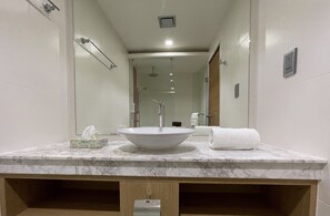Superior-Doppelzimmer | Badezimmer | Dusche, kostenlose Toilettenartikel, Haartrockner, Bidet