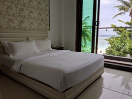 Deluxe Double Balcony Room with Ocean View | Minibar, in-room safe, desk, laptop workspace