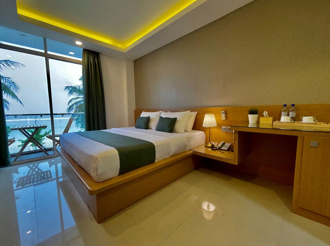 Kahden hengen superior-huone, merinäköala | Minibaari, tallelokero huoneessa, työpöytä