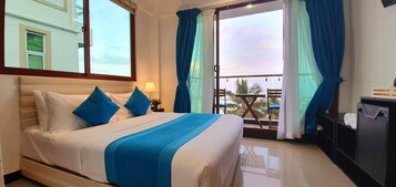 Deluxe Double Balcony Room with Ocean View | Minibar, in-room safe, desk, laptop workspace