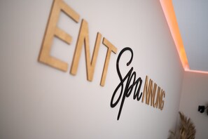 A wall with the words "ENT Spa" in a modern font, suggesting a spa or wellness facility. - Ferienhof Eichenberg (Haundorf)