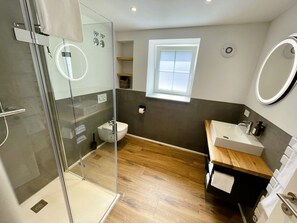 Ferienwohnung 1 | Bathroom | Shower, rainfall showerhead, hair dryer, towels - Ferienhof Eichenberg (Haundorf)