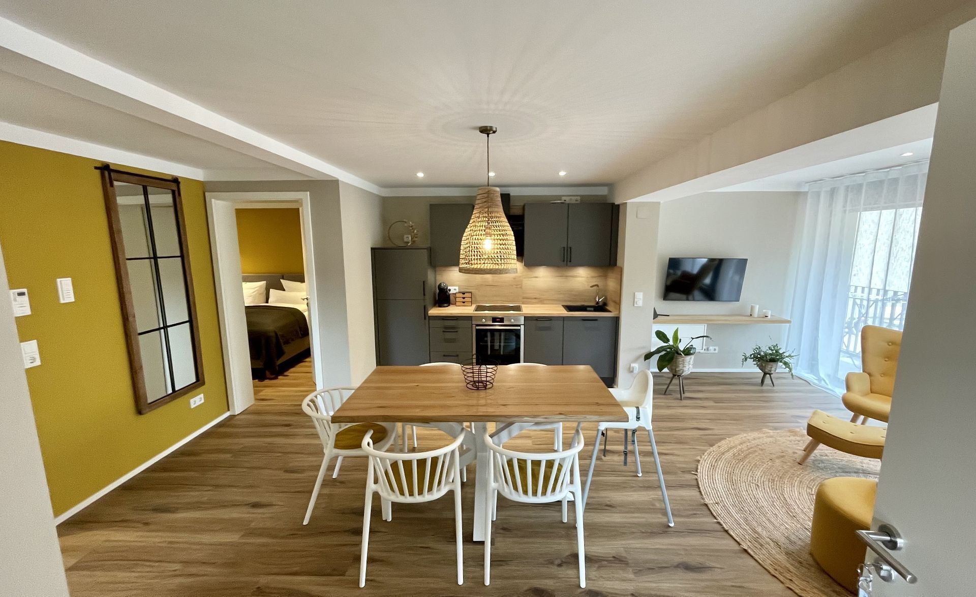 Ferienwohnung 4 | Living area | 42-inch flat-screen TV with satellite channels, TV, table tennis