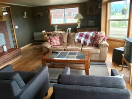 Deluxe Suite, Private Bathroom (One King Executive) | Miscellaneous