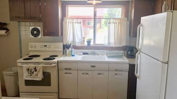 Deluxe Suite, Private Bathroom (One King Executive) | Miscellaneous