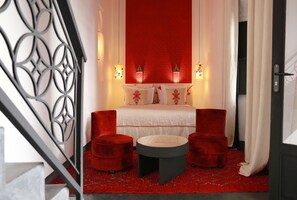 Suite | Safe på rommet, blendingsgardiner og strykejern/-brett