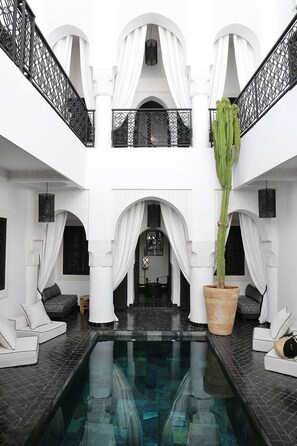 Outdoor pool, open 9:00 AM to 5:00 PM, sun loungers - Riad Dar Bahi (Marrakech)