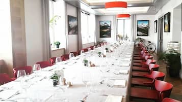 Phục vụ bữa sáng, bữa trưa, bữa tối, món Pháp