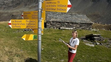 Een richtingsbord met meerdere pijlen die naar verschillende bestemmingen wijzen en geschatte reistijden weergeven.