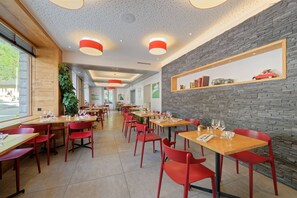 Phục vụ bữa sáng, bữa trưa, bữa tối, món Pháp 