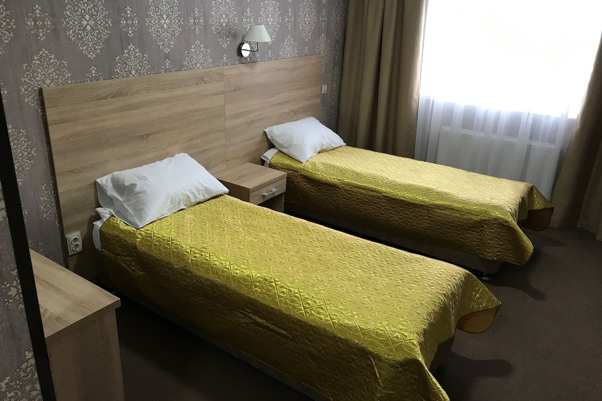 Habitación estándar con 1 cama matrimonial o 2 individuales, 1 habitación, para no fumadores | Cortinas blackout, insonorización y tabla de planchar con plancha