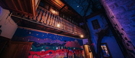 Brewpub, alfresco dining, open daily