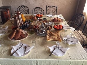 Petit déjeuner composé de spécialités régionales (3 EUR par personne)