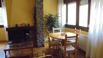 Apartment, 2 Schlafzimmer | Wohnbereich | 32-Zoll-Smart-TV mit Kabelempfang, Fernseher