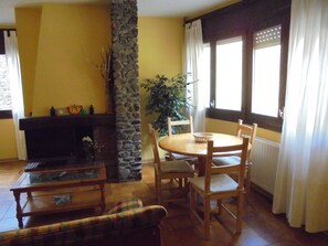 公寓, 2 间卧室 | 起居区 | 32-英寸智能电视 （配备有线频道）、电视