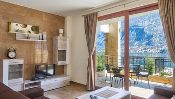 Apartment, Sea View | Living room | Flat-screen TV, Netflix