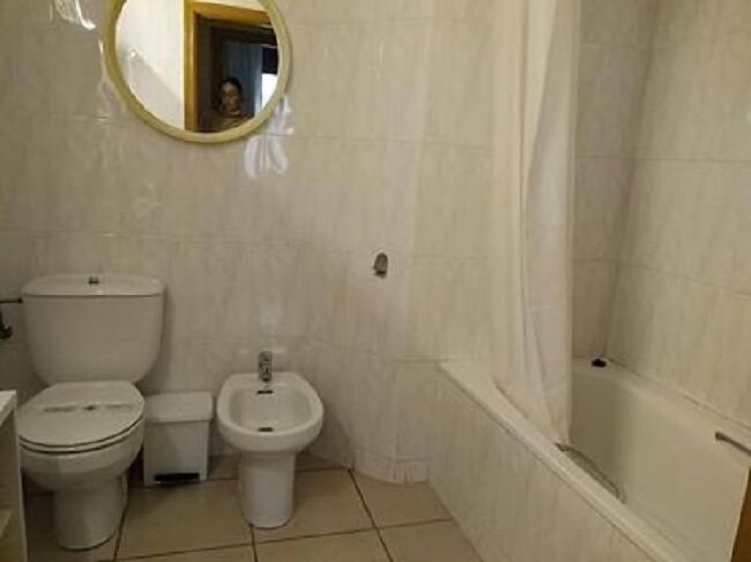 Ein Badezimmer mit Toilette, Bidet und Badewanne.