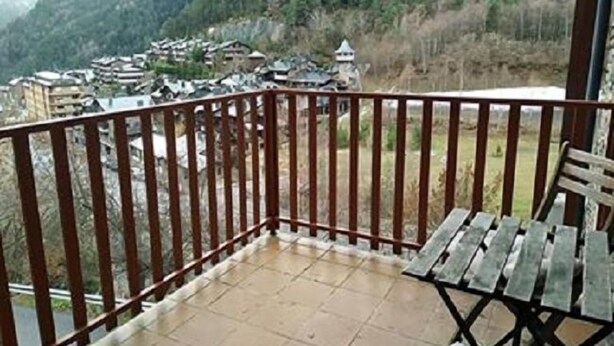 A balcony with a view of a village and mountains. - Apartment Abella 25 (Arinsal)