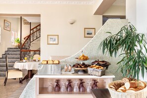 Free daily buffet breakfast - Victoria Hill Hotel (Corfu)