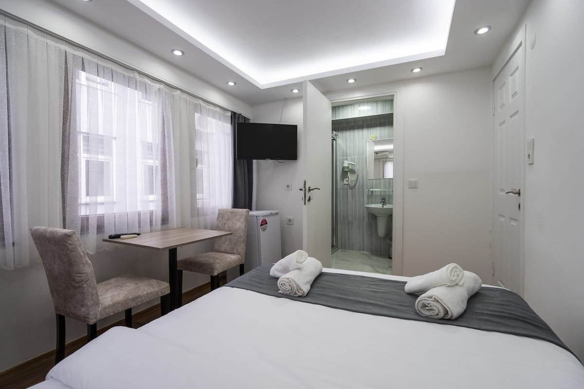 1 bedroom, minibar, desk, laptop workspace