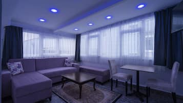 1 bedroom, minibar, desk, laptop workspace