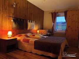 Escritorio, decoración personalizada, muebles diferentes y ropa de cama 