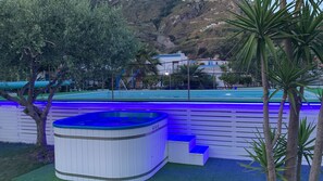 Utendørsbasseng, bassengparasoller og solsenger