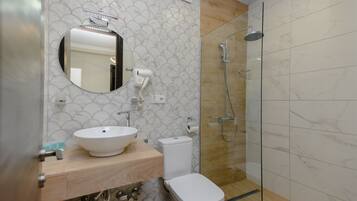 Douche, douche à « effet pluie », articles de toilette gratuits