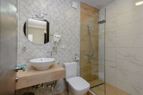 Douche, douche à « effet pluie », articles de toilette gratuits