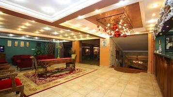 2 Bars/Lounges