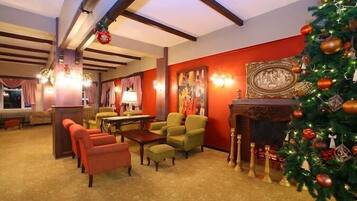 2 Bars/Lounges