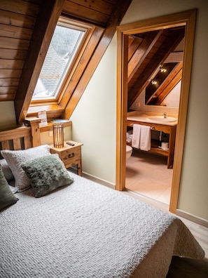 ベーシック ダブルルーム | 遮光カーテン、WiFi (無料)、ベッドシーツ